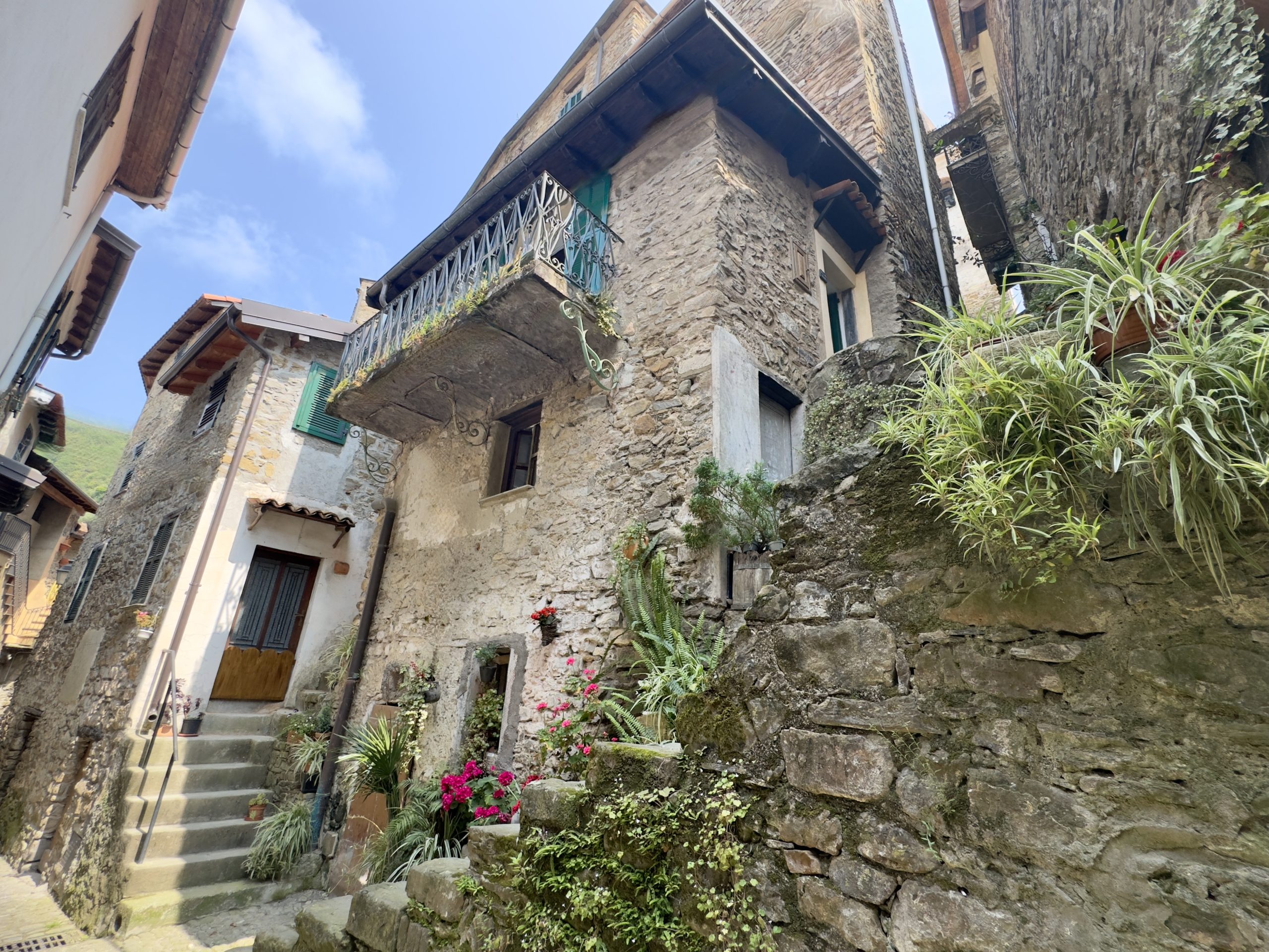 AP_1026_TERRA-ITALIA-IMMOBILIEN_LIGURIEN_APRICALE_VILLAGE-FLAT_FOR_SALE_01-scaled (2)