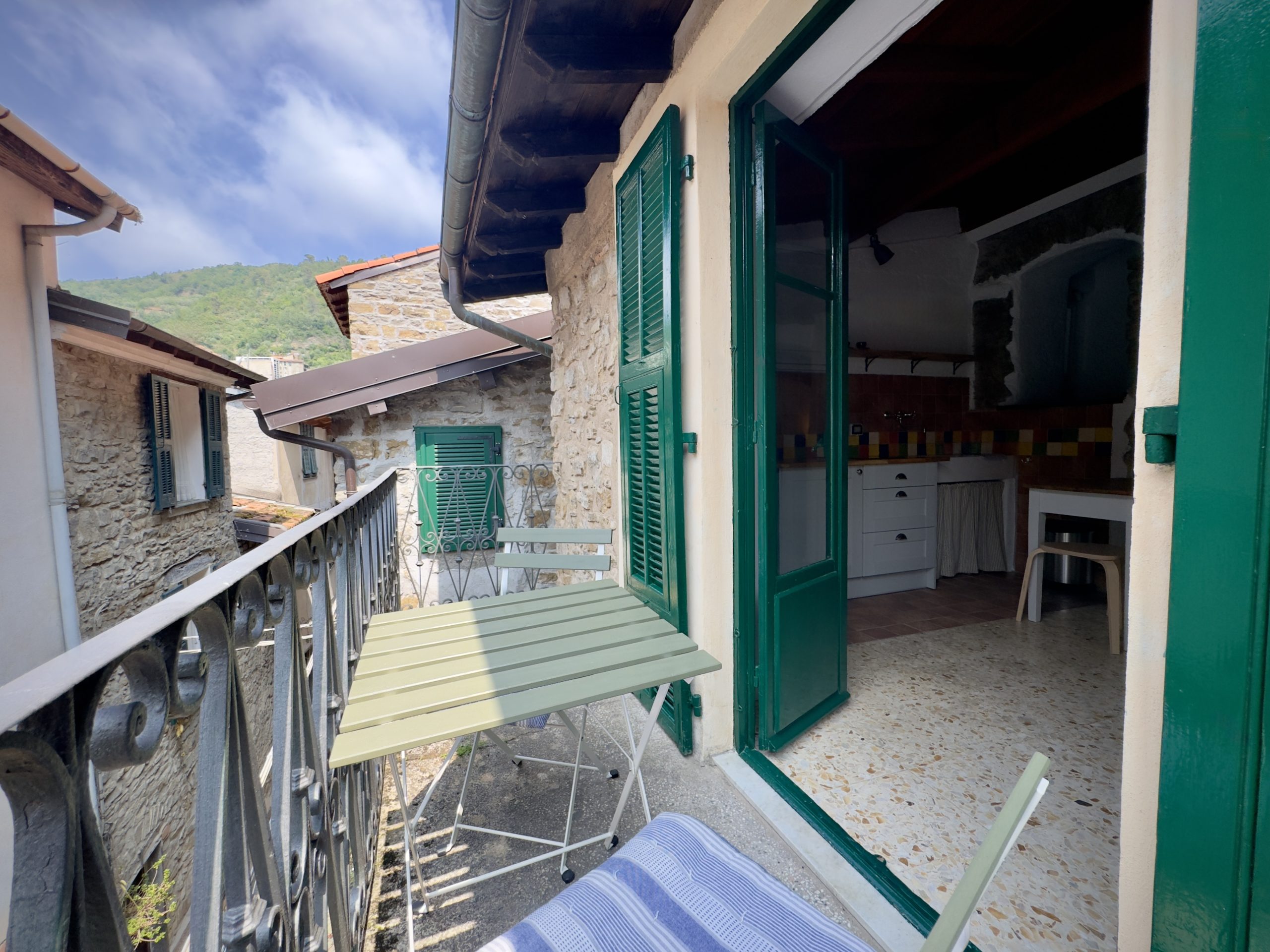 AP_1026_TERRA-ITALIA-IMMOBILIEN_LIGURIEN_APRICALE_VILLAGE-FLAT_FOR_SALE_02-scaled (1)