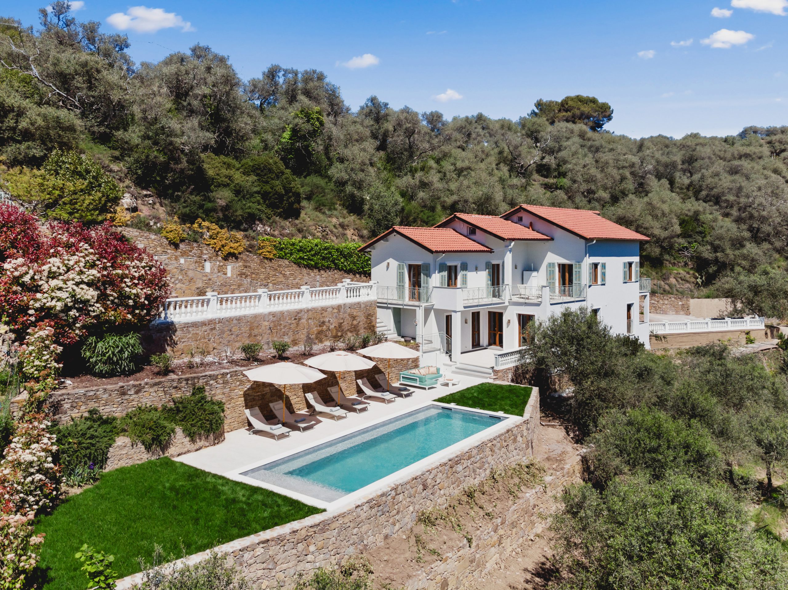 DA_1023_TERRA-ITALIA-IMMOBILIEN_REAL-ESTATE_DOLCEACQUA_VILLA_FOR-SALE_01-scaled