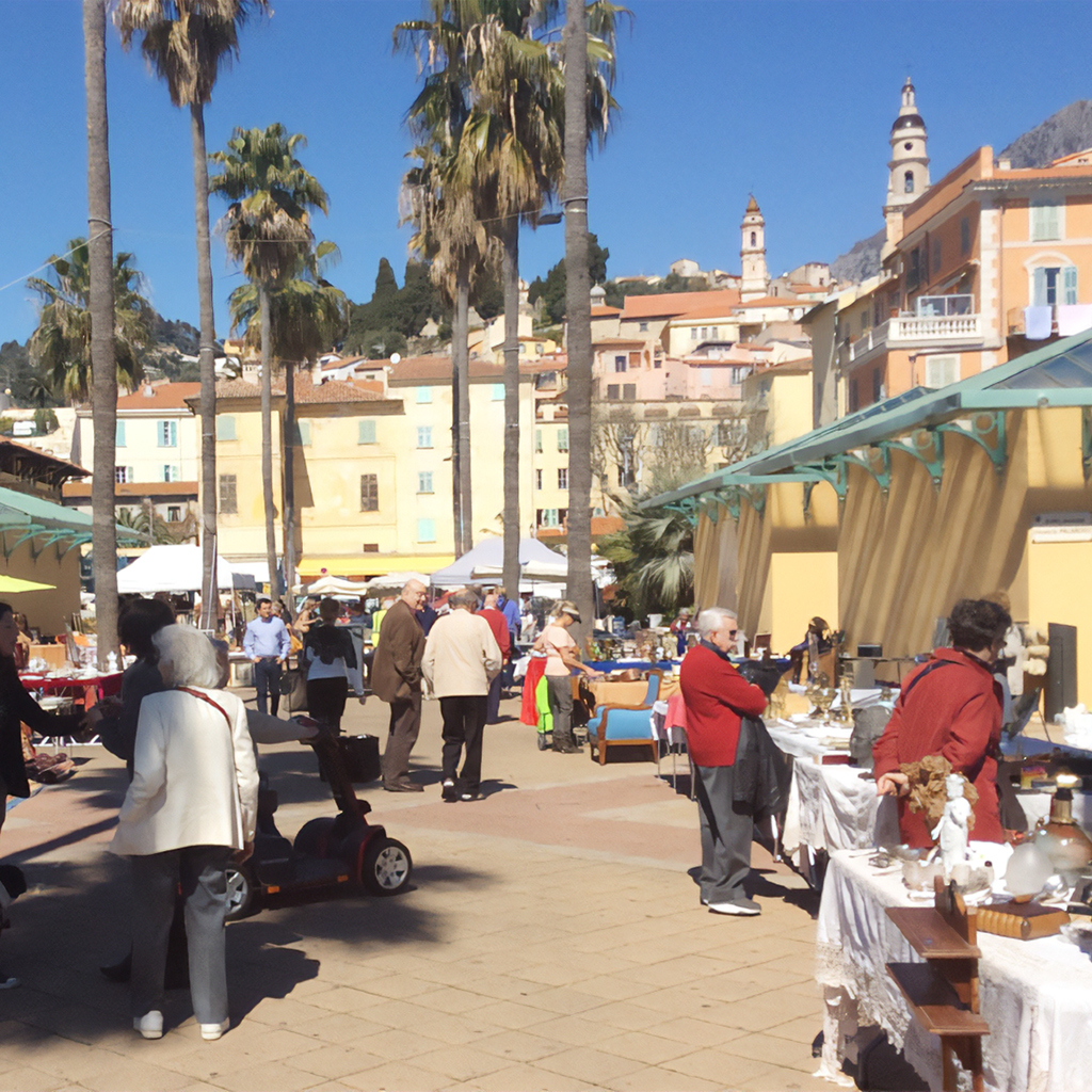 Mentone, il mercatino dell'antiquariato